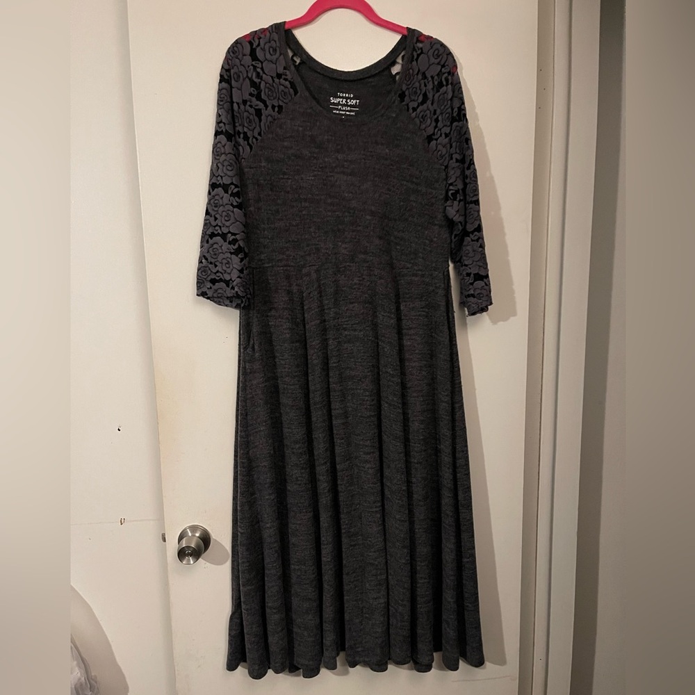 Torrid Charcoal Lace Sleeve Dress • Size 1 • Plus Size Elegant Dress